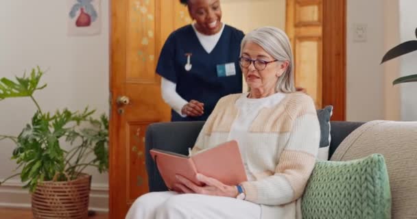 平板电脑 护理人员和老年妇女在沙发上浏览 进行医疗咨询研究 医疗保健和非洲女护士在家中与老年患者交流科技知识 — 图库视频影像