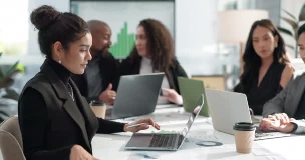 Mulher Reunião Escritório Com Laptop Papelada Revisão Para Feedback Negócios — Vídeo de Stock