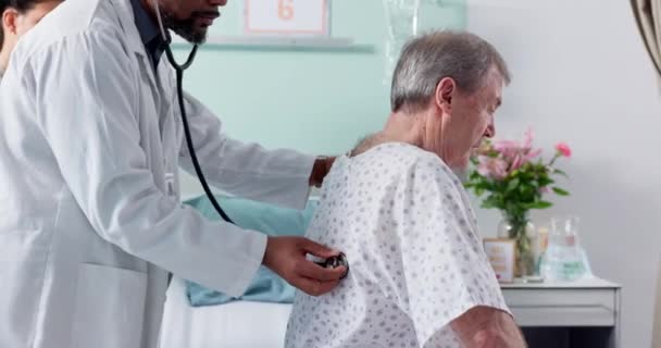 Lekarz Pacjent Sprawdzić Płuca Szpitalu Dla Osób Podeszłym Wieku Opieki — Wideo stockowe