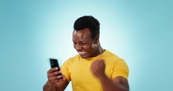 Estúdio Telefone Feliz Celebração Homem Negro Sorrir Ler Notícias Sucesso — Vídeo de Stock