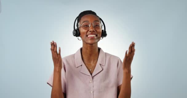 Centro Llamadas Servicio Cliente Una Mujer Negra Feliz Consultando Estudio — Vídeos de Stock