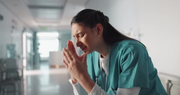 Стресс Грусть Потеря Женщиной Медсестрой Больнице После Неудачи Ошибки Ошибки — стоковое видео