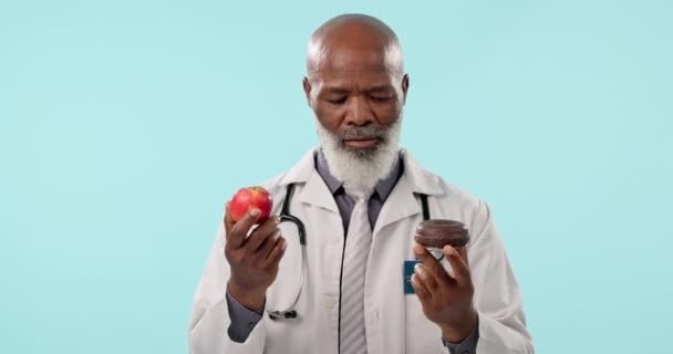 Opció Idős Férfi Vagy Orvos Fánkkal Almával Vagy Táplálkozással Kék — Stock videók