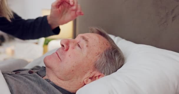 Aşk Yaşlı Adam Kadın Evde Yatak Odasında Hastanede Şefkatle Yardımla — Stok video