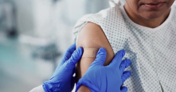 Médico Mãos Gesso Braço Vacina Cuidados Saúde Paciente Hospital Enfermeira — Vídeo de Stock