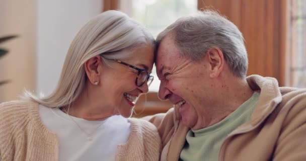 Opieka Szczęście Para Seniorów Rozmawiająca Kanapie Małżeńskiej Uprzejmości Wdzięczności Uśmiech — Wideo stockowe