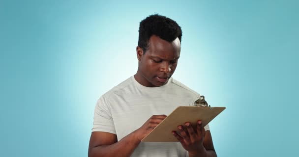 计划和一个黑人在阅读一个策略 计划或议程的笔记 蓝色背景资料 想法和一个拥有文件 文件或合同协议剪贴板的非洲人 — 图库视频影像