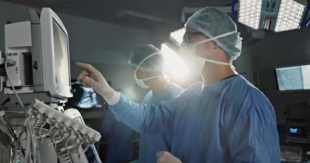 在医院 诊所和手术室的小组 外科医生和新闻监测员 心电图 医生及医疗专业人员 负责心率监测技术 心脏科及晶状体耀斑心电图研究 — 图库视频影像