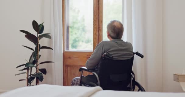 Orang Tua Pensiun Dan Melihat Keluar Jendela Dengan Kesedihan Kesepian — Stok Video