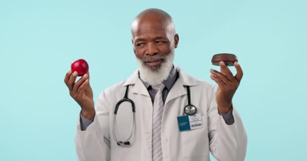 Scelta Anziano Medico Con Ciambella Mela Nutrizione Con Dieta Assistenza — Video Stock