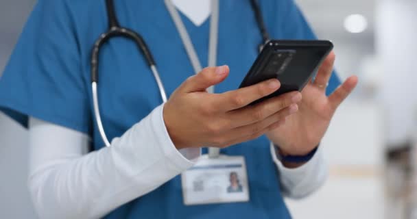 Manos Teléfono Atención Médica Con Una Enfermera Desplazándose Primer Plano — Vídeo de stock