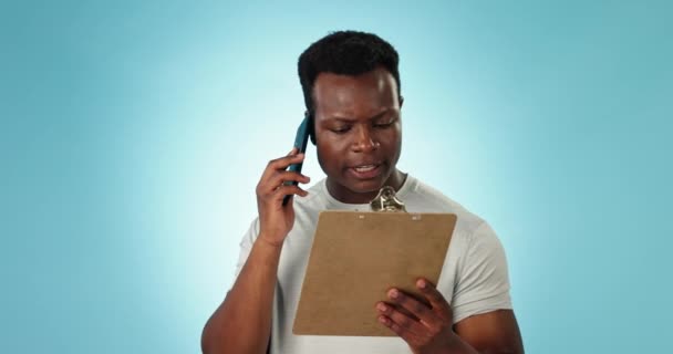 Telefon Görüşmesi Belgeler Siyah Bir Adamla Üyelik Stüdyoda Mavi Arka — Stok video