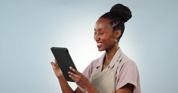 Studio Zwarte Vrouw Ondernemer Tablet Voor Cafe Management Onderzoek Online — Stockvideo