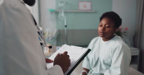 Kezek Orvosi Feljegyzések Vagy Diagnózis Egy Orvosnál Egy Betegnél Kórházban — Stock videók