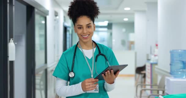 Profesional Rostro Mujer Médico Con Tablet Para Investigación Comunicación Networking — Vídeos de Stock