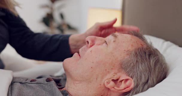 Hasta Yaşlı Bir Adam Yüzü Evde Yatak Odasında Hastanede Şefkatle — Stok video