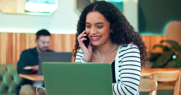 Mulher Telefonema Café Para Trabalho Remoto Comunicação Planejamento Conversação Feedback — Vídeo de Stock