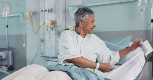Υγεία Ασθένεια Και Ηλικιωμένη Γυναίκα Στο Νοσοκομείο Για Συμβουλευτική Χειρουργική — Αρχείο Βίντεο