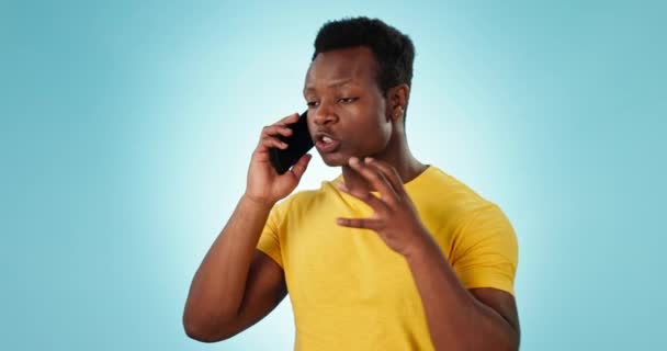 Черный Человек Говорящий Злой Телефонный Звонок Разочарованный Обслуживанием Клиентов Неудача — стоковое видео