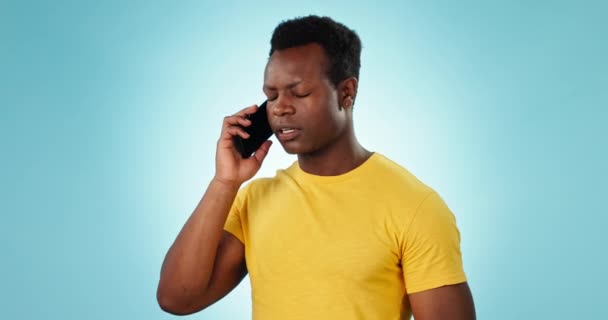 Stüdyoda Hayal Kırıklığına Uğramış Stresli Siyahi Bir Adam Öğrenci Kredisi — Stok video