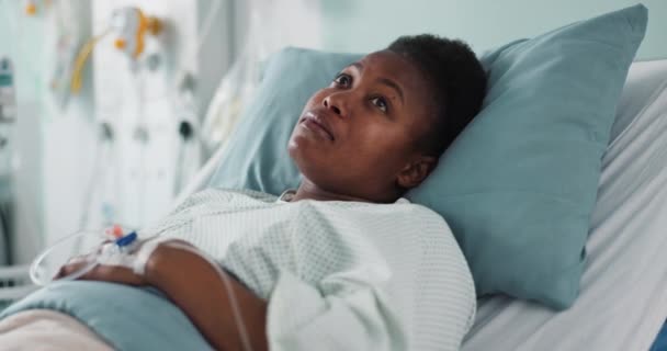 Θλιβερή Άρρωστη Και Μια Σκεπτόμενη Μαύρη Γυναίκα Ένα Κρεβάτι Νοσοκομείου — Αρχείο Βίντεο