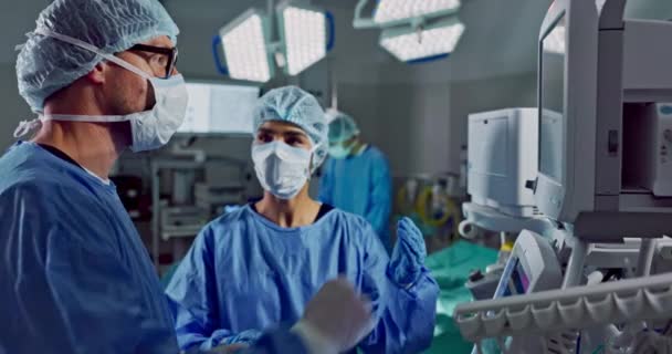 Szpital Lekarz Pacjent Monitoruje Chirurgię Salę Operacyjną Maszynę Ustawiania Operacja — Wideo stockowe