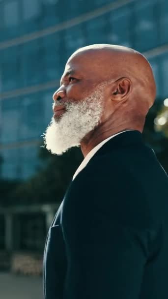 Düşünen Siyah Bir Adam Şehirde Olgun Bir Ceo Şehir Dışında — Stok video