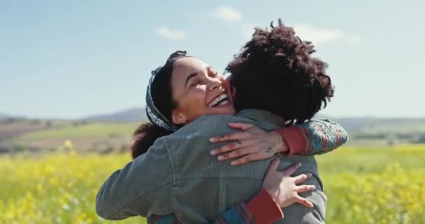 Lesbisches Paar Lächeln Und Frauen Umarmen Sich Auf Dem Feld — Stockvideo
