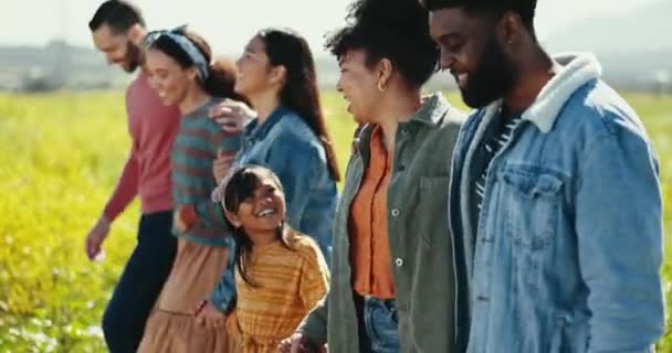 Familia Caminata Campo Con Sonrisa Risa Mano Sosteniendo Para Unir — Vídeo de stock