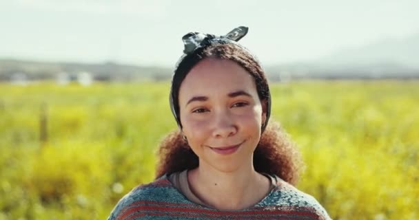 Щасливі Обличчя Жінка Навесні Полі Або Фермі Квітами Ромашками Природою — стокове відео