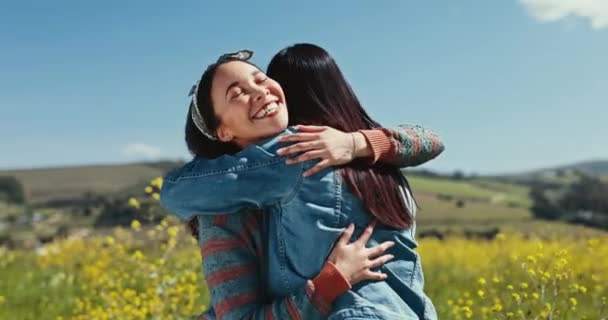 Λεσβιακό Ζευγάρι Χαμόγελο Και Γυναίκες Αγκαλιάζονται Στο Γήπεδο Για Φροντίδα — Αρχείο Βίντεο