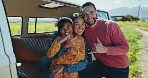 Család Szülők Arc Gyermek Autóban Utazás Kaland Fedezze Fel Nyaralás — Stock videók