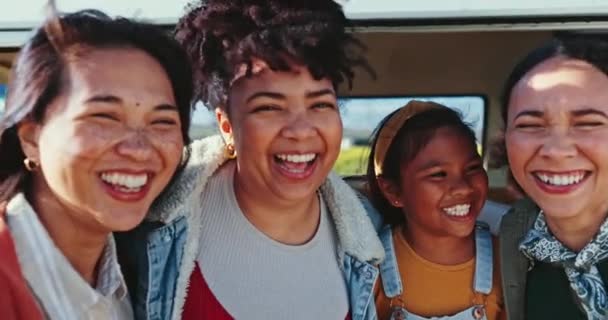 Γελάστε Χαρούμενες Και Νέες Γυναίκες Οδικό Ταξίδι Καραβάνι Που Διασκεδάζουν — Αρχείο Βίντεο