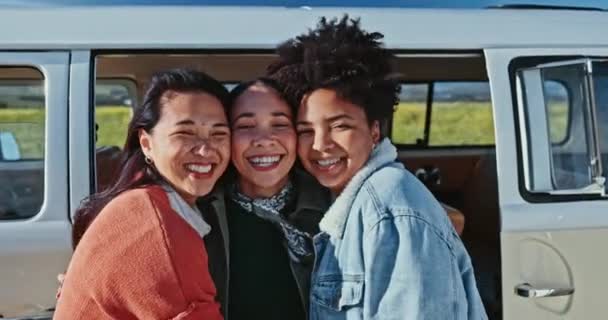 ガールフレンド ハッピーロード旅行 バンで自由 多様性と冒険を一緒に車で 休暇中の交通機関のための車による旅行 女性および屋外との愛 笑顔および休日 — ストック動画