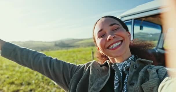 Úsměv Selfie Tvář Ženy Karavanu Výlet Přírodě Pro Dobrodružství Zábavu — Stock video