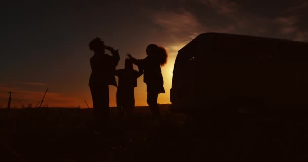 Hive Vijf Silhouet Groepsreis Met Busje Bij Zonsondergang Nacht Donker — Stockvideo