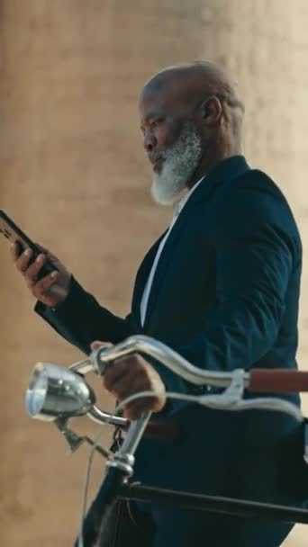 Telefon Bisiklet Şehirde Seyahat Veya Iletişim Için Siyah Bir Adam — Stok video