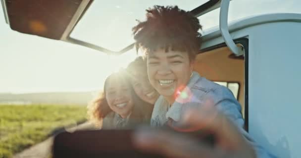 Glücklich Road Trip Und Freunde Lächeln Für Selfie Telefon Oder — Stockvideo