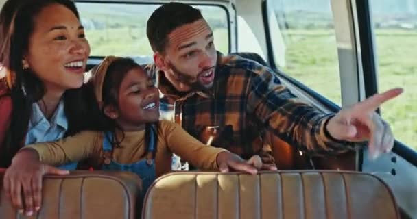 Reisen Eltern Und Mädchen Auto Für Roadtrip Abenteuer Und Entdeckungen — Stockvideo