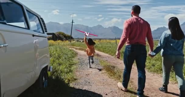 Rodina Letadlo Běžící Dítě Venkově Nebo Farmě Společně Jako Cestování — Stock video