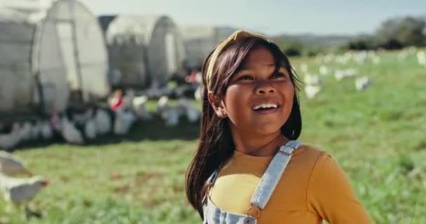 Kind Lachen Oder Mädchen Auf Der Hühnerfarm Für Landwirtschaft Landwirtschaft — Stockvideo