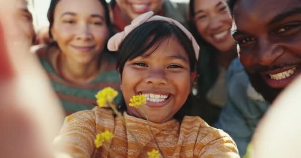 Selfie Bloemen Zomer Met Een Groep Jongeren Buiten Natuur Samen — Stockvideo