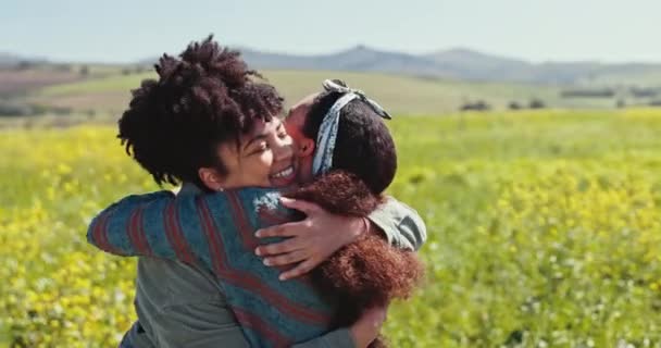在菜园里 一对同性恋夫妇 笑着和女孩在田里拥抱 共同寻求照顾 爱或支持 在夏天 在农村 快乐快乐的非洲女人们为了联系 承诺和信任而拥抱在一起 — 图库视频影像