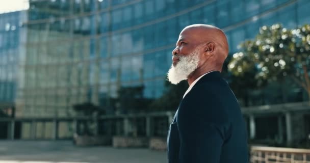 Schwarzer Mann Senior Stadt Und Denken Karriereambitionen Und Chef Mit — Stockvideo
