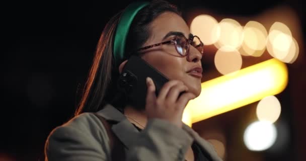 Şehir Gece Kadın Telefon Görüşmesi Bağlantı Iletişim Tartışma Akıllı Telefonu — Stok video