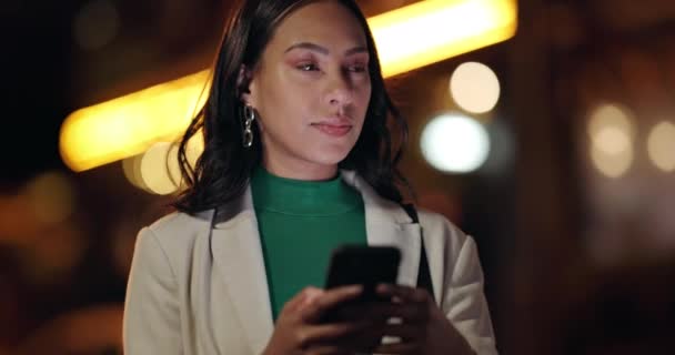 Noite Viagem Mulher Negócios Com Telefone Cidade Para Táxi Acenando — Vídeo de Stock