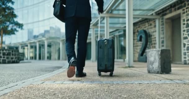 Zurück Gepäck Und Ein Geschäftsmann Fuß Zum Flughafen Für Internationale — Stockvideo