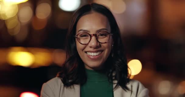 Natt Ansikte Och Glad Affärskvinna Stad För Resor Möjlighet Eller — Stockvideo