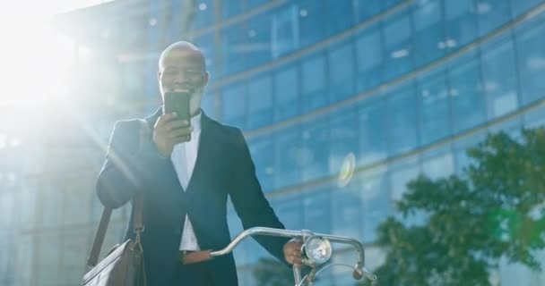 市のビジネスマンは 自転車 ネットワーキング または朝の電子メールやソーシャルメディアを読んで歩いています 持続可能な輸送 ブラックマンまたは自転車 スマートフォンと笑う都市のプロ — ストック動画