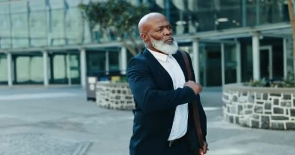 Için Dışarıda Koşan Geç Kalan Siyahi Bir Adam Şehirde Cbd — Stok video